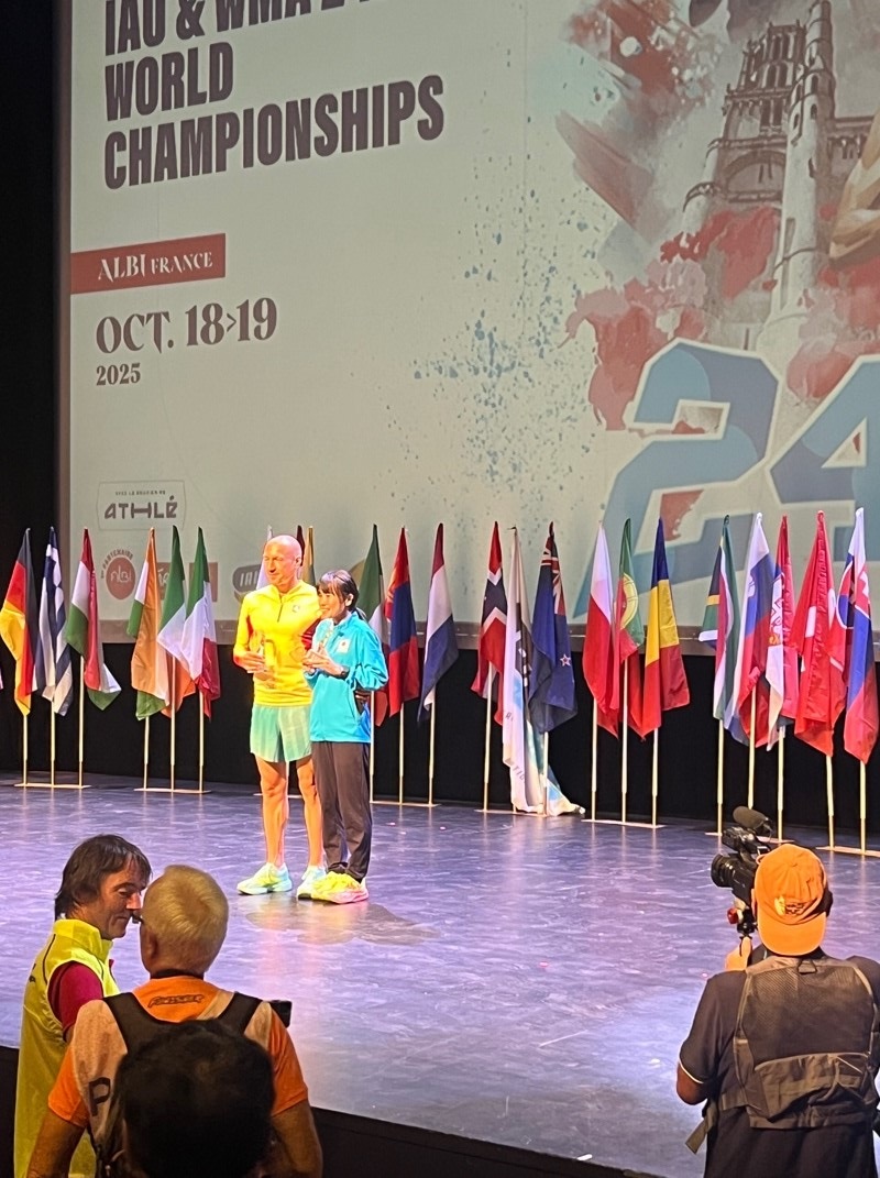 Ehrung der Ultraläufer des Jahres Weltmeister Niko Mahata aus Japan und Weltmeister Aleksandr Sorokin (2023 in Taipeh) aus Litauen bei der Eröffnungsfeier Ehrung der Ultraläufer des Jahres Weltmeister Niko Mahata aus Japan und Weltmeister Aleksandr Sorokin (2023 in Taipeh) aus Litauen bei der Eröffnungsfeier