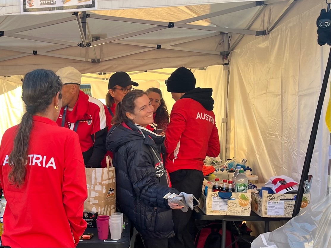 Letzte Vorbereitungen und noch gelöste Stimmung vor dem Start im Teamzelt Letzte Vorbereitungen und noch gelöste Stimmung vor dem Start im Teamzelt