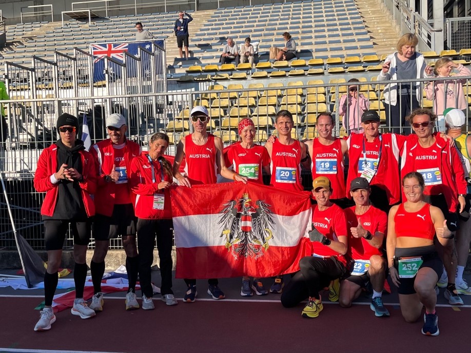 Das 12 Teilnehmer:innen starke österreichische Nationalteam in der Morgensonne vor dem Start, von links: Diana Dzaviza, Christian Vollenhofer-Rohlfing (beide Verein ULT Heustadlwasser), Karin Freitag (LG-Decker Itter), Mario Sturmlechner (Laufclub Mank), Ilse Fritz (ASKÖ Laufwunder Steyr), Stefan Greiner (#badischlläuft), Julian Mitteröcker (LC Waldviertel), Wolfgang Millinger (SK Maishofen), Harald Wurm (ULT Heustadlwasser); sowie hockend Rainer Predl (LC Strasshof), Markus Gabriel (LV-Marswiese) und Sabrina Lederle (ULT Heustadlwasser) Das 12 Teilnehmer:innen starke österreichische Nationalteam in der Morgensonne vor dem Start, von links: Diana Dzaviza, Christian Vollenhofer-Rohlfing (beide Verein ULT Heustadlwasser), Karin Freitag (LG-Decker Itter), Mario Sturmlechner (Laufclub Mank), Ilse Fritz (ASKÖ Laufwunder Steyr), Stefan Greiner (#badischlläuft), Julian Mitteröcker (LC Waldviertel), Wolfgang Millinger (SK Maishofen), Harald Wurm (ULT Heustadlwasser); sowie hockend Rainer Predl (LC Strasshof), Markus Gabriel (LV-Marswiese) und Sabrina Lederle (ULT Heustadlwasser)