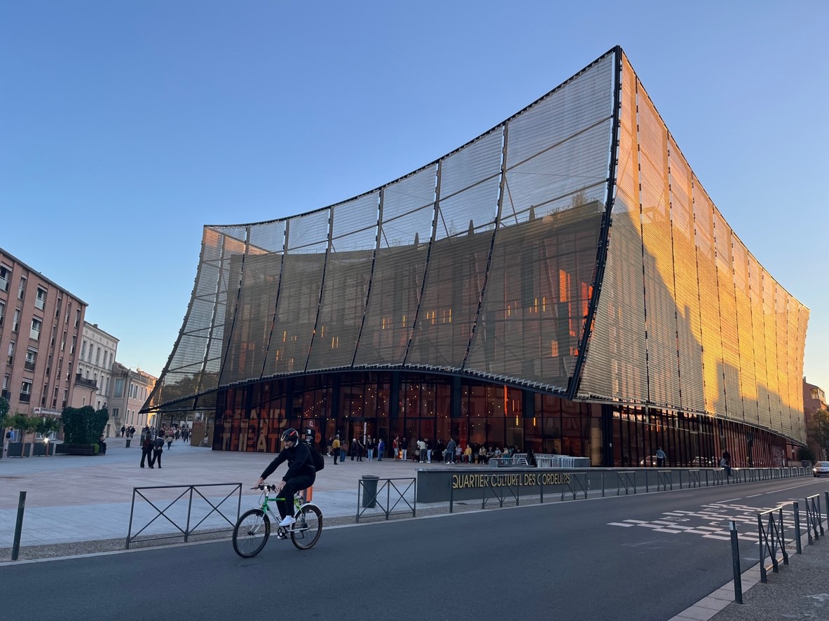 Albi, Le Grand Theatre, wo die Eröffnungsfeier stattfand, mit Rooftop-Bar Albi, Le Grand Theatre, wo die Eröffnungsfeier stattfand, mit Rooftop-Bar