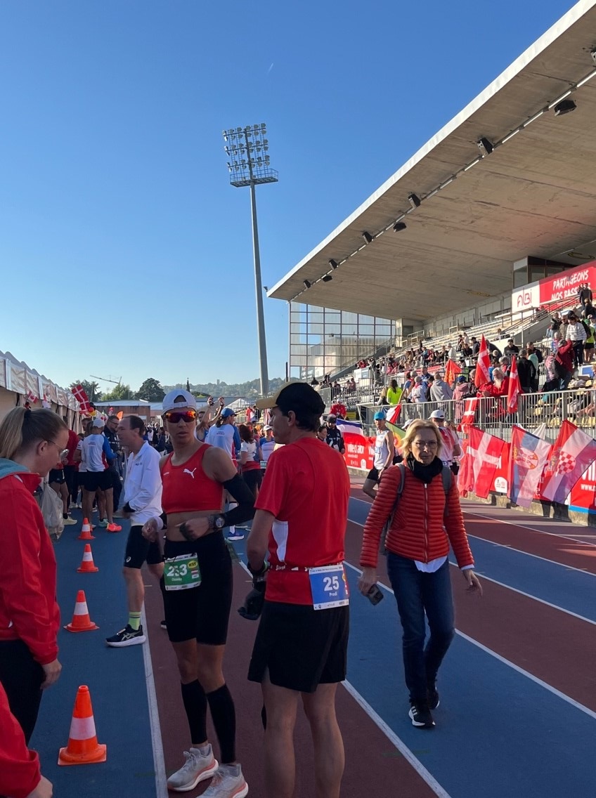 Diana und Rainer Predl bei den letzten Startvorbereitungen Diana und Rainer Predl bei den letzten Startvorbereitungen