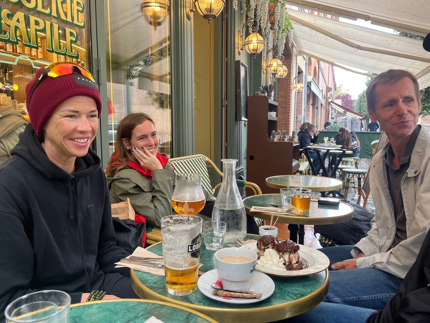 Beim Mittagessen am Montag nach dem Rennen auf dem Hauptplatz von Albi mit Diana, Sabrina und Markus Beim Mittagessen am Montag nach dem Rennen auf dem Hauptplatz von Albi mit Diana, Sabrina und Markus
